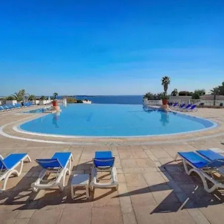 Vue Piscine Parking Tennis 4 Personnes *