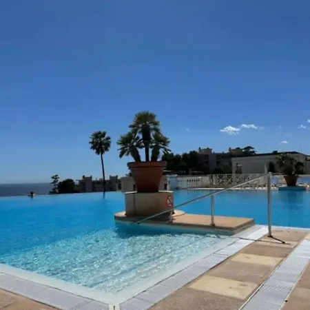 Vue Piscine Parking Tennis 4 Personnes *