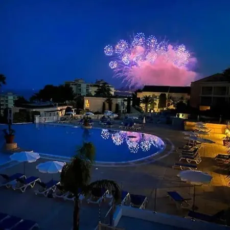 Vue Piscine Parking Tennis 4 Personnes Appartement Cannes