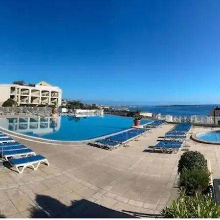 Vue Piscine Parking Tennis 4 Personnes